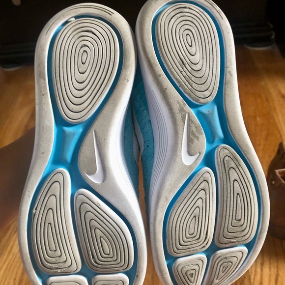 Nike flyknit running sneakers. - Picture 4 of 4